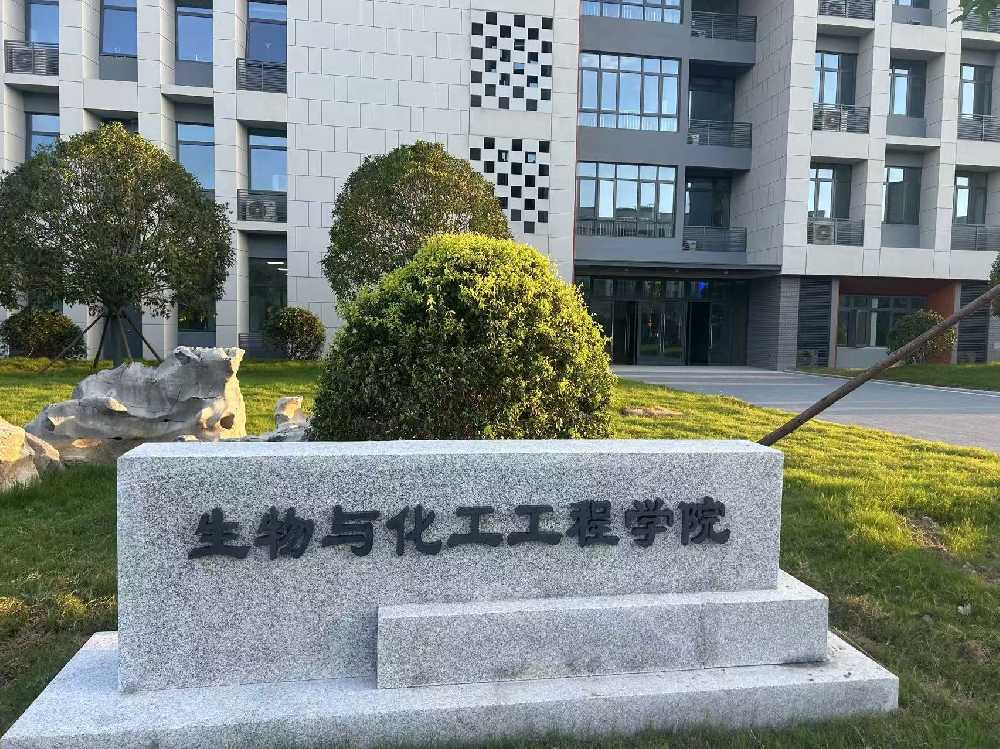确山县扬州职业大学体育场高杆灯项目